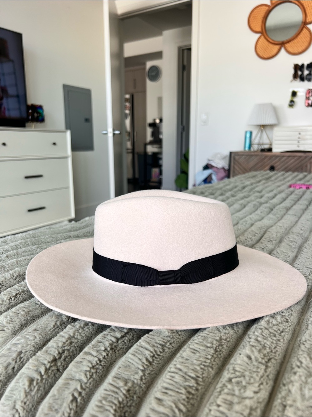 Alxiliary Women's 100% Wool Round Hat Cream Size XS/S